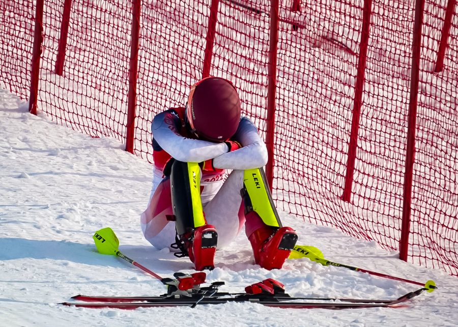 Shocked+and+devastated%2C+Mikaela+Shiffrin+sits+on+the+slope.+%28Source%3A+Robert+F.+Bukaty%29
