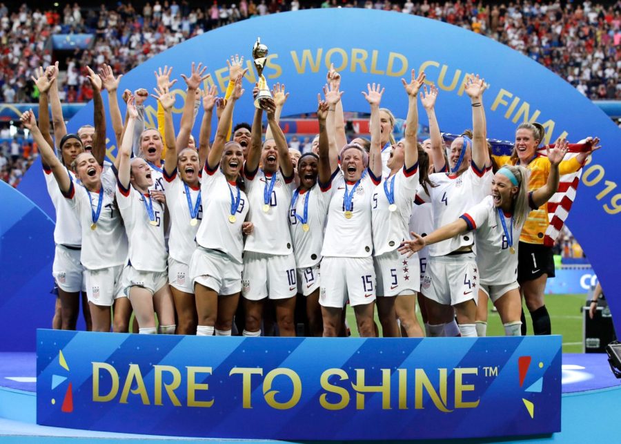 The USWNT lifts the 2019 World Cup trophy. (Source: Alessandra Tarantino)