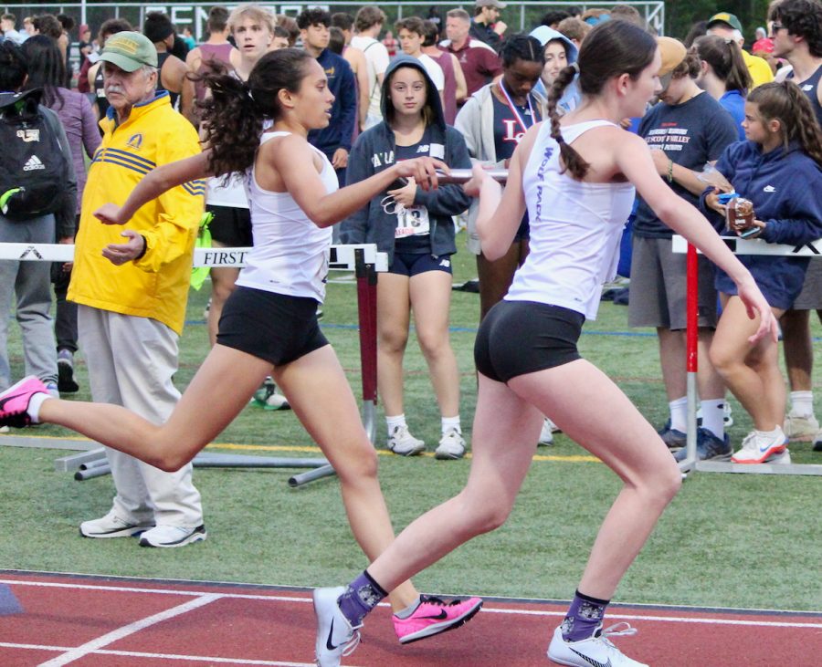 Rachel Starr (IV) makes a clean hand-off to Rebecca Hein (III). (Source: Robert Anderson)