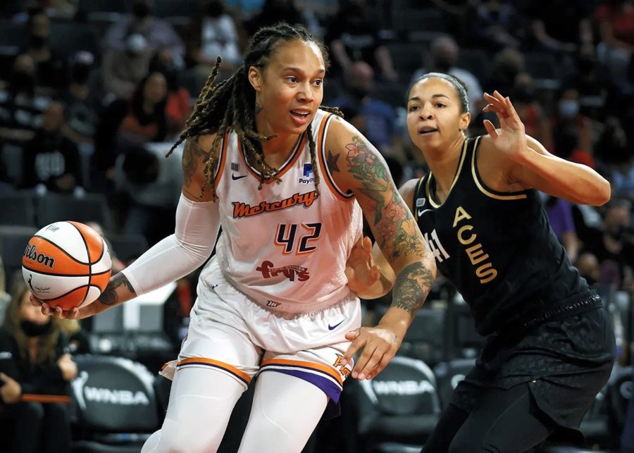 Brittney+Griner+goes+up+against+Las+Vegas+Aces%E2%80%99s+Kiah+Stokes.+%28Source%3A+Ethan+Miller%29