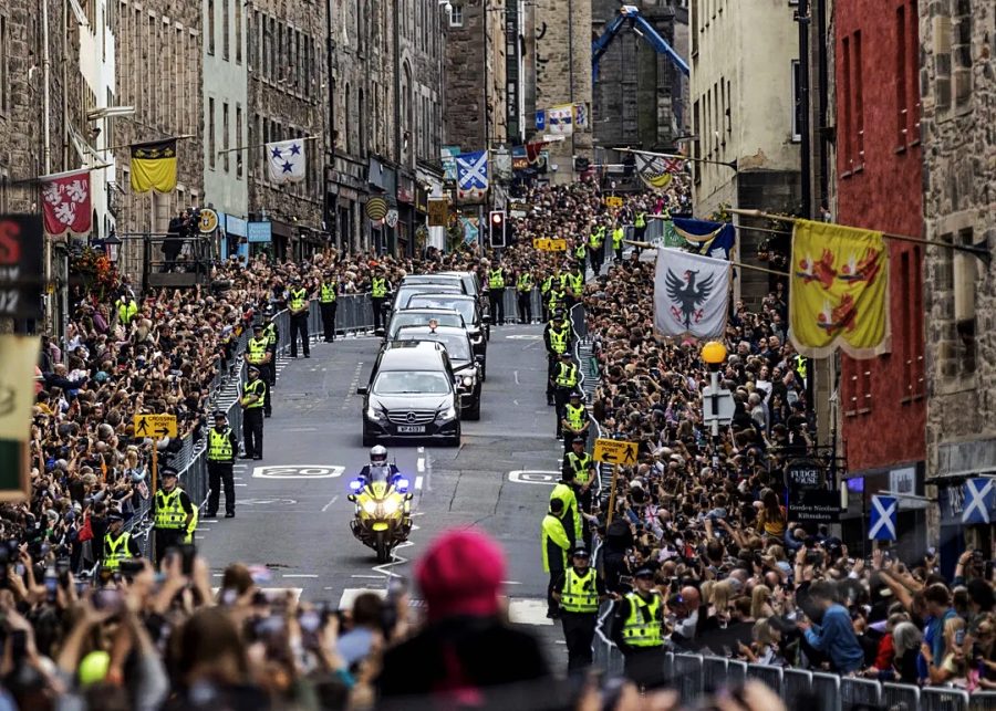 Thousands of people gather in Edinburgh to mourn their queen. (Source: Jamie Williamson)