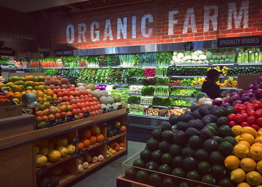 Organic+fruits+and+vegetables+fill+the+shelves+of+Erewhon+market.+%28Photo+Credit%3A+Chloe+Sorvino%29