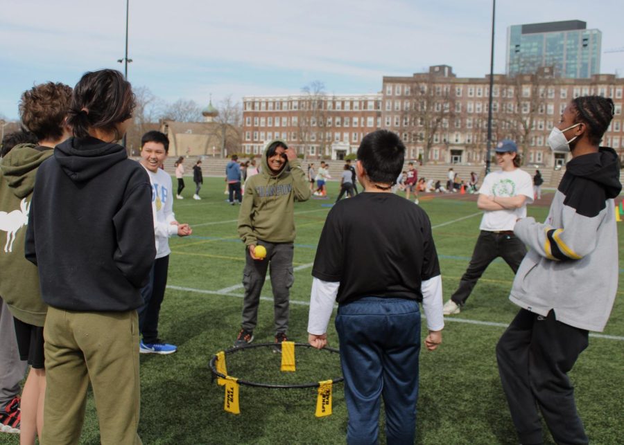 Eighth graders play spikeball on Clemente Field for field day. (Source: Lauren Dong (V))