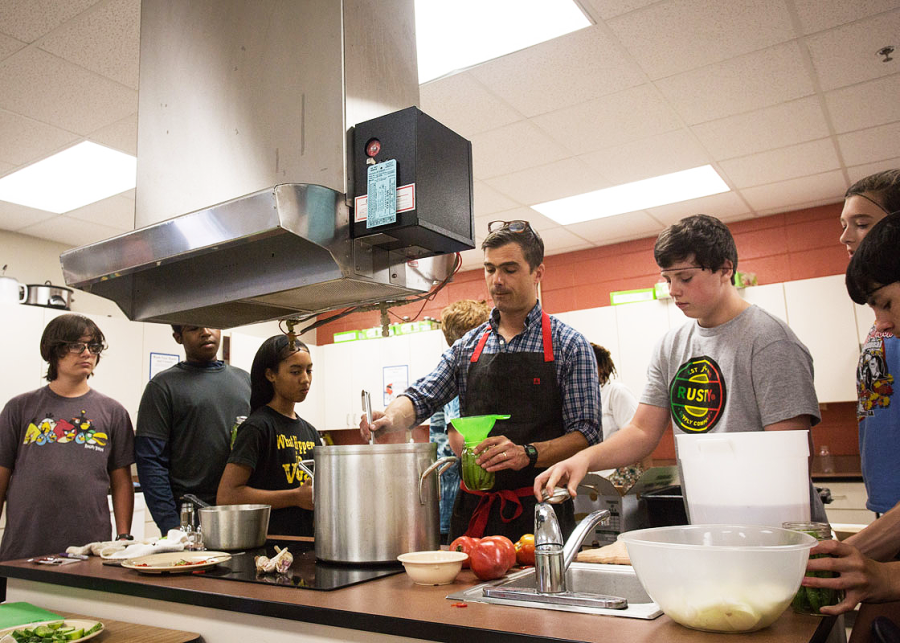 Chef+Hugh+Acheson+teaches+middle+school+students+how+to+cook.+%28Source%3A+Rinne+Allen%29