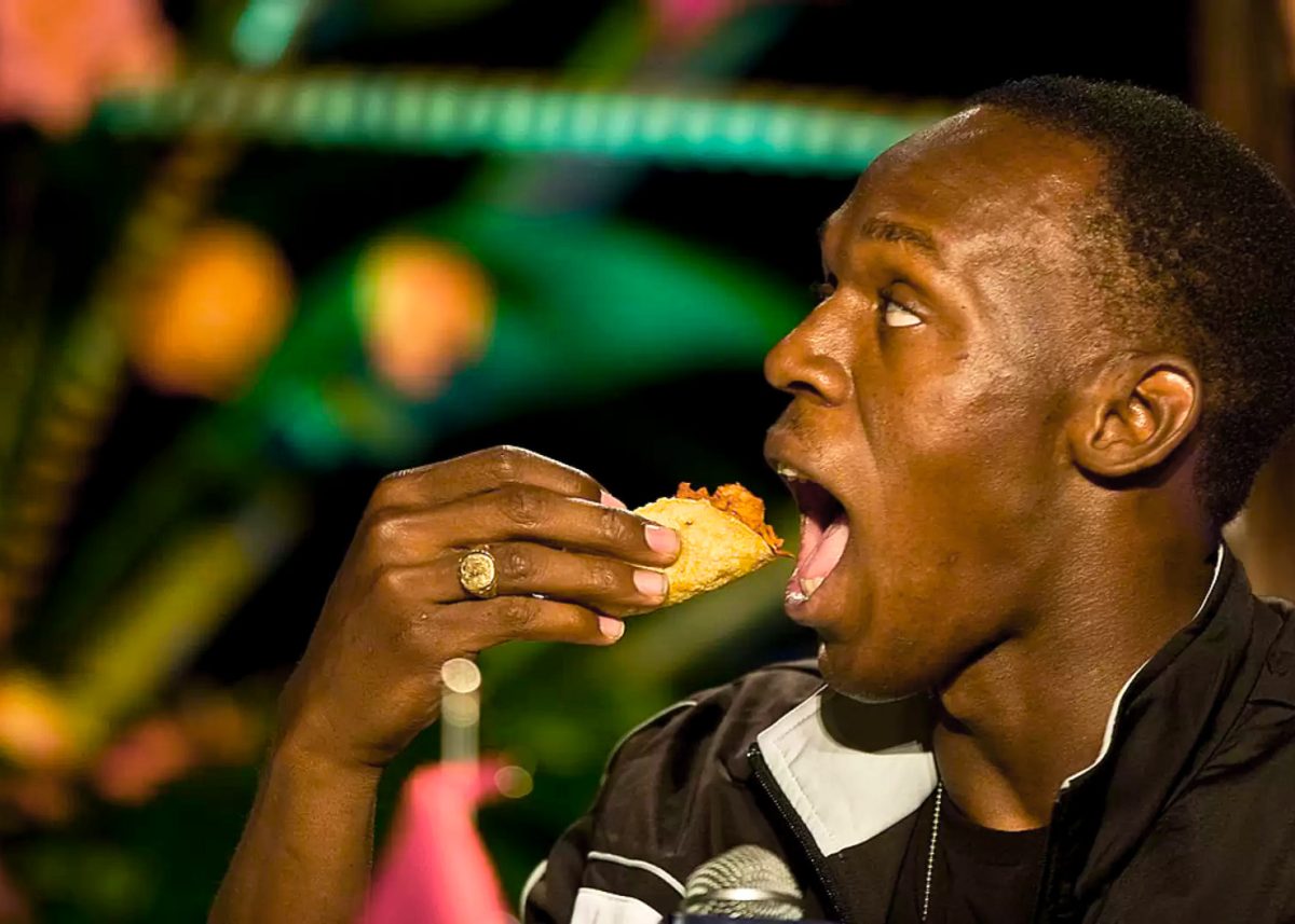 Athlete eats food in front of camera. (Source: Ronaldo Schemidt)