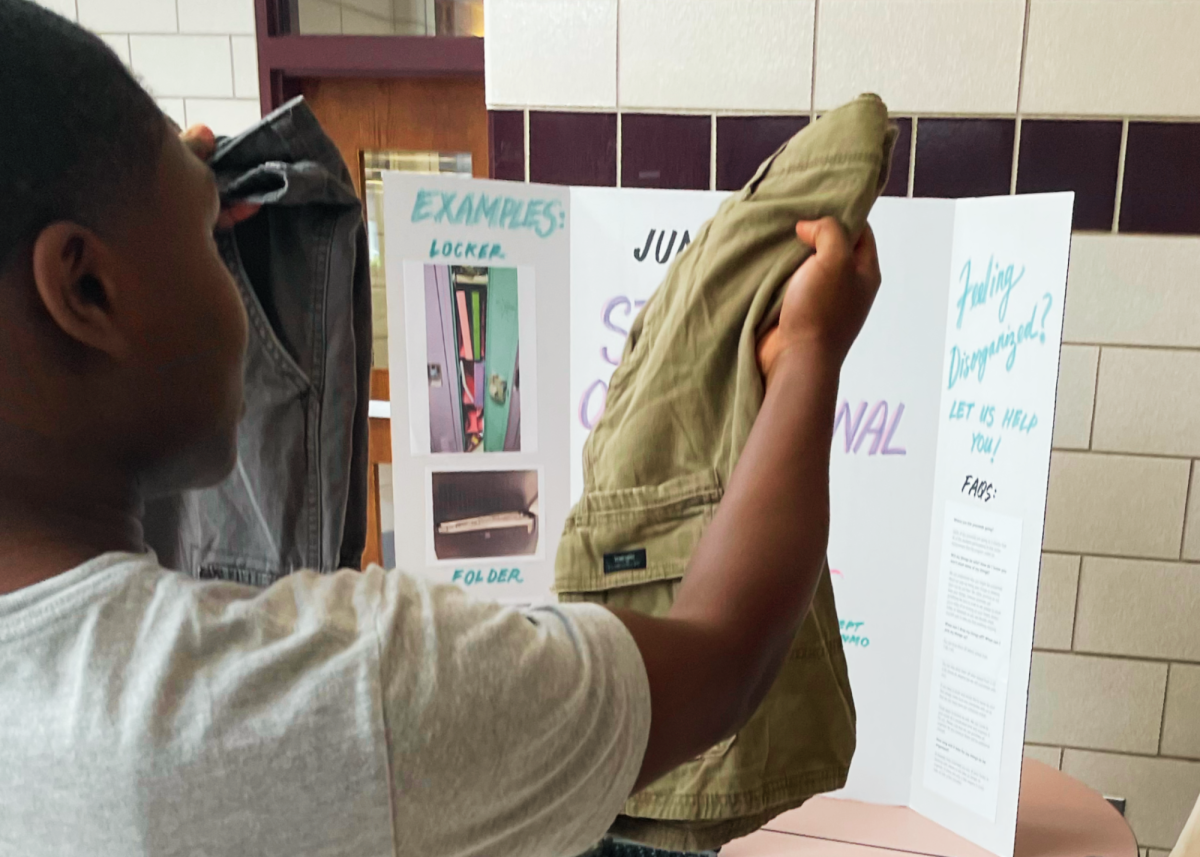 Student purchases clothing at one of BLS’ student pop-up businesses. (Source: David Nguyen (IV))