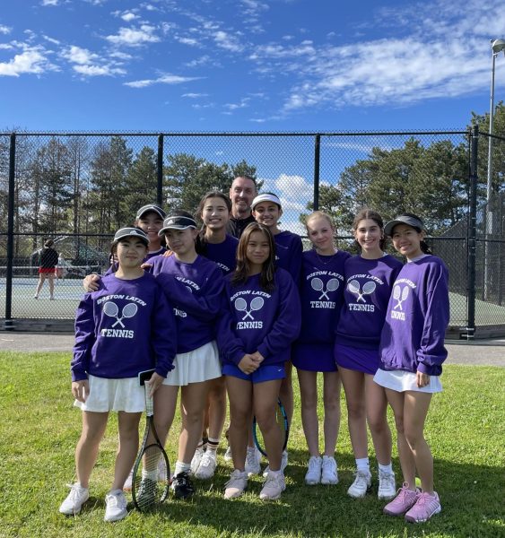 BLS girls’ varsity tennis poses for a picture. (Source: Ngoc Ngo)