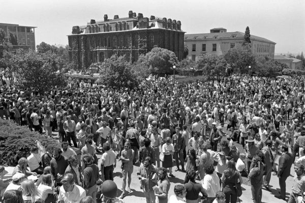 UC Berkley students protest the university’s actions. (Source: Garth Eliassen)