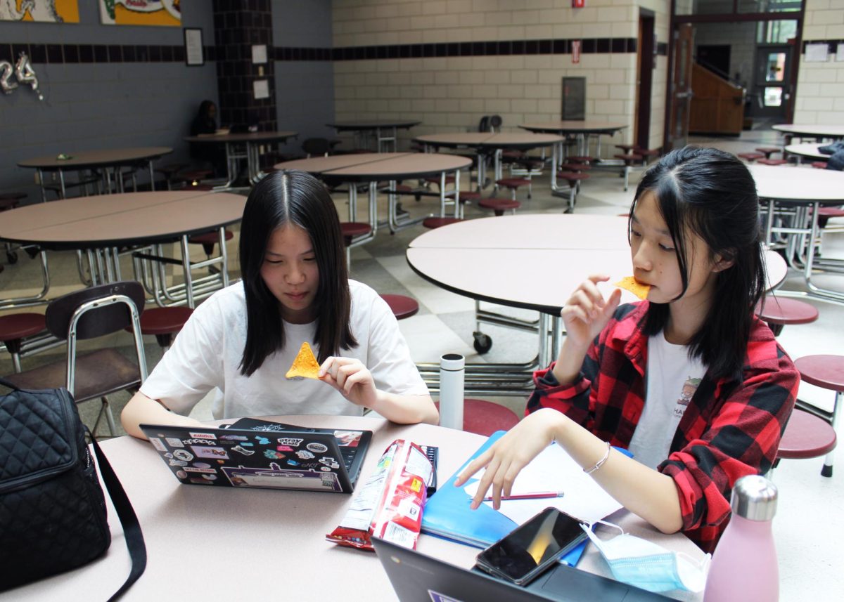 Students munch on chips in the dining hall. (Source: Weian Xue (IV))