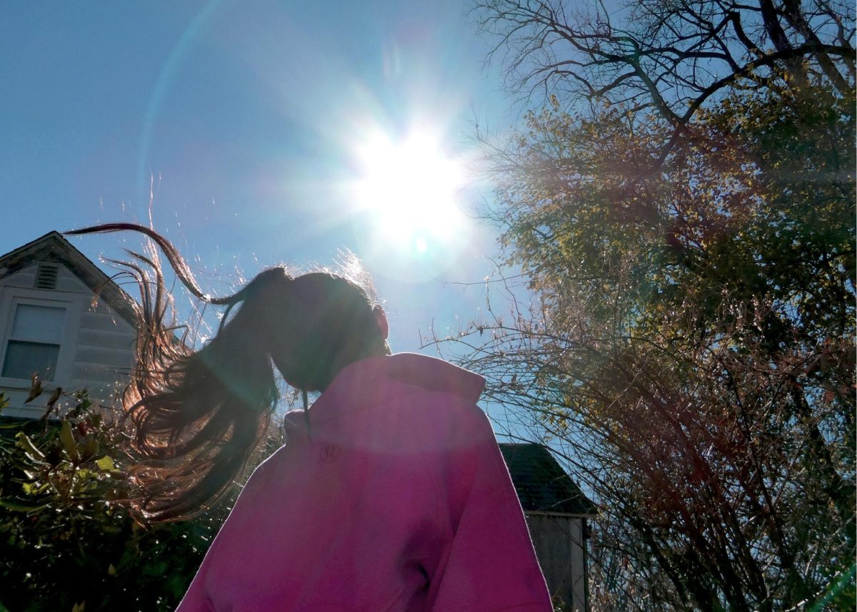 A student enjoys the warm sun on an autumn day. (Source: Isabella Endozo (III))