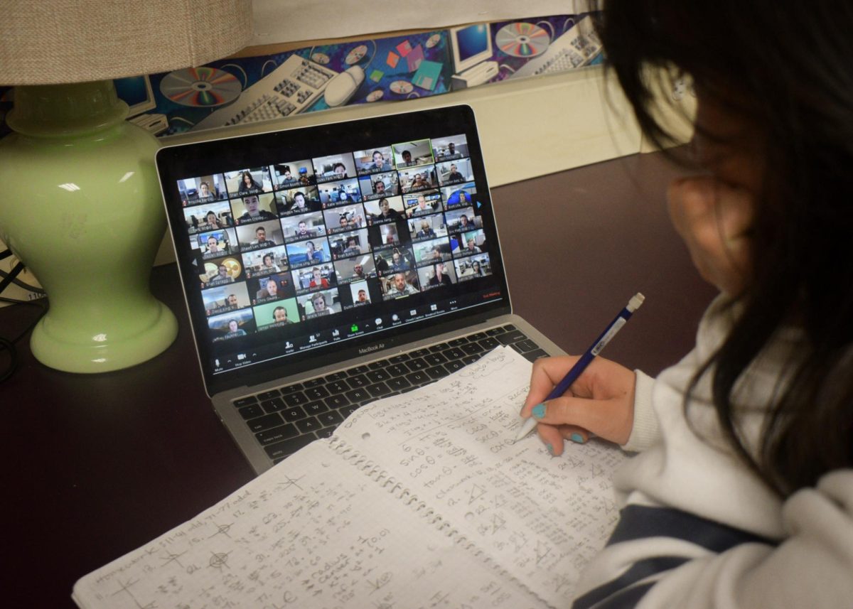 Student takes notes from Zoom lectures. (Source: Sophia Knobel (II))
